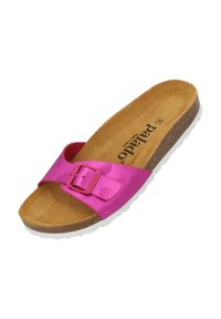 Rosa rutschäg med en bred rem och rektangulär spänne, korkfotbädd och vit gummisula. Texturerad satinfinish på remmen.