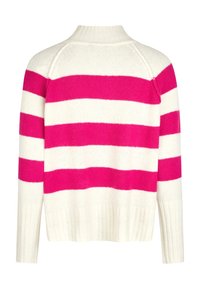 Pull blanc avec larges rayures roses, ourlet côtelé et col montant. Texture en maille douce et manches longues, avec coutures d'épaules tombantes.