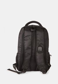 Mochila negra hecha de un tejido duradero, con correas de hombro acolchadas, detalles de malla, un asa en la parte superior y un bolsillo lateral con detalles metálicos.