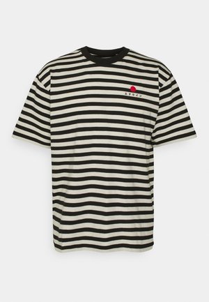 Mustavalkoraidallinen lyhythihainen t-paita, jossa on pyöreä pääntie sekä pieni punainen ympyrä ja japaninkielistä tekstiä rinnassa. Materiaali puuvillaa.