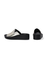 Metalen zilveren slide sandalen met een zwarte platformzool, met een gladde textuur en een v-vormige uitsnijding bovenaan.