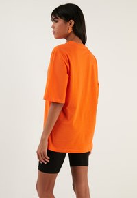 LELA LOOSE FIT - Jednoduché tričko - orange