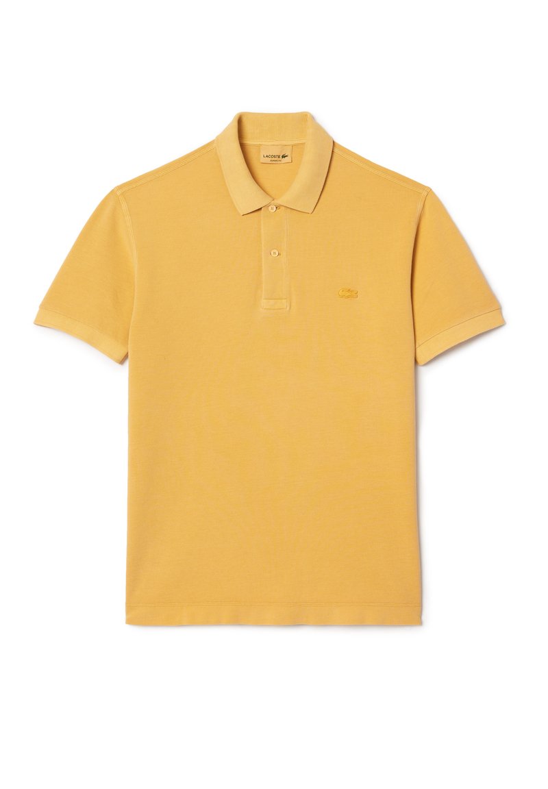 Camisa polo amarilla con un diseño de punto texturizado, mangas cortas y un cuello con dos botones. Presenta un pequeño logotipo bordado en el pecho.