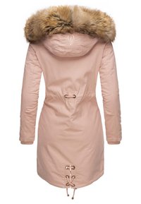 Dlhý ružový parka s kapucňou z umelej kožušiny, elastickým pásom na stiahnutie a detailom s uzáverom na spodnom okraji. Obsahuje vyšívané logo na zadnej strane.