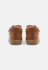 Friboo LEATHER - Boty se suchým zipem - cognac
