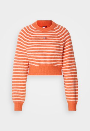 Izgriezts oranžs džemperis ar baltām svītrām, adīts tekstūra, apaļa kakla izgriezums un ribotas piedurknes. Priekšpusē ir neliels logotips.