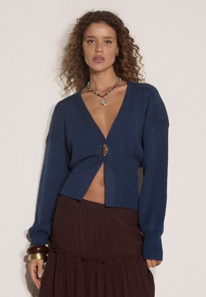 Apricot, RIBBED KNIT HAMMERED BUTTON CARDIGAN - Cardigan - teal