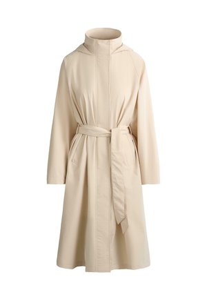 Trenci bej, până la genunchi, cu mâneci lungi, guler înalt, curea frontală și buzunare laterale, prezentat pe fundal alb.