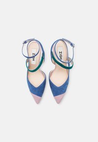 Korkokengät teräväkärkisellä muotoilulla, joissa on sininen, vaaleanpunainen ja vihreä mokka värilohkoja. Kaksinkertaiset nilkkahihnat soljella.