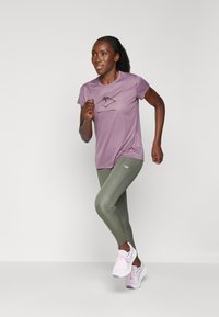 ASICS FUJITRAIL LOGO TOP - T-Shirt print - dusty mauve