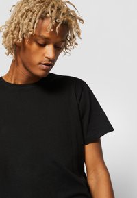 Urban Classics SHAPED LONG - Basic T-shirt - black