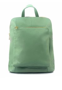 Groene leren rugzak met een textuurafwerking, voorzien van een gouden ritsvak aan de voorkant en een gewatteerde handgreep bovenaan.