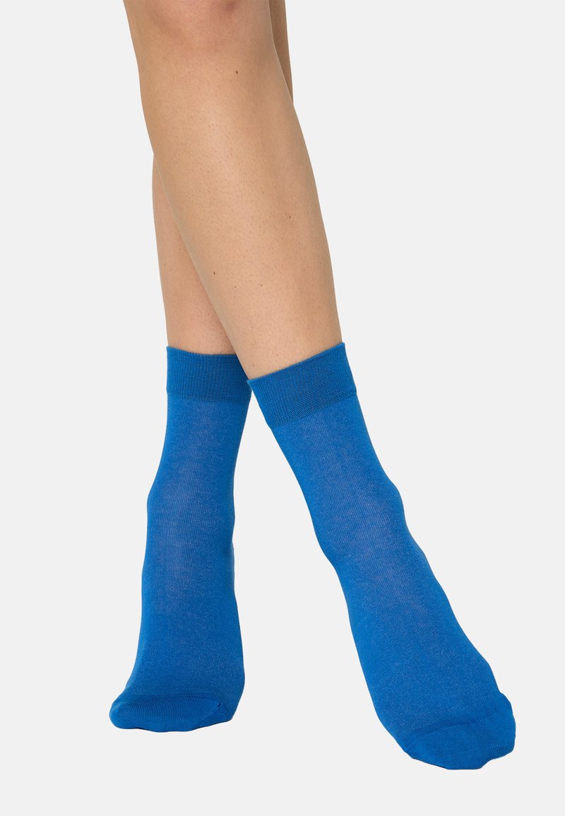 Calzini alla caviglia blu realizzati in tessuto morbido e elastico. Presentano un polsino a costine e una trama liscia, adatti per un abbigliamento casual.