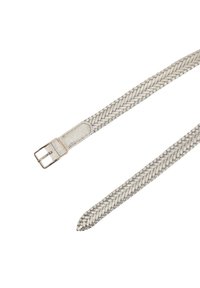 Waiser Silbergürtel mit flach geflochtenem Design, rechteckiger Metallschließe und einem strukturierten Endtab für sicheren Halt.