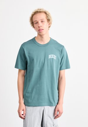 AITKIN CHEST TEE - Marškinėliai su spaudiniu - dark green