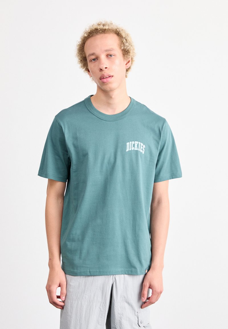 Dickies AITKIN CHEST TEE - Apdrukāts T-krekls - dark green