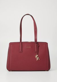 Strukturert burgunderfarget totebag laget av teksturert skinn, med to øverste håndtak og en gullfarget logo-charm. Minimalistisk design med glatte detaljer.