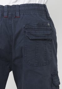 Unausgewählt, navy