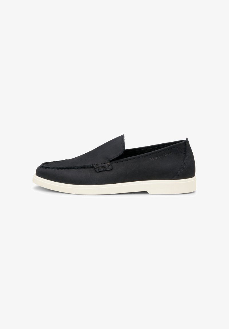 Chaussures noires à enfiler avec un extérieur en cuir lisse, semelle en caoutchouc blanche et un minimum de détails de couture. Présente une pointe légèrement relevée et un design simple.