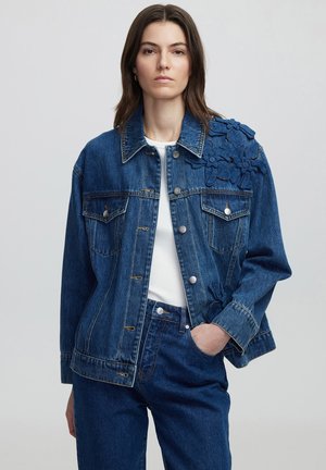 WITH FLORAL APPLIQUÉ - Jeansjacke - indigo