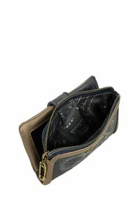 Billetera con exterior de cuero negro y acentos de bronce texturizado, cierre de oro y forro interior con patrones en tonos oscuros. Vista abierta.