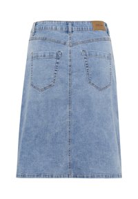 Světle modrá denimová sukně střední délky, se dvěma zadními kapsami a značkovou nášivkou na pase. Jednoduché švy po celém prostřihu.