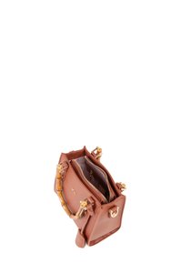 Bolso de cuero marrón con asas de bambú, dos compartimentos, herrajes dorados y un bolsillo con cremallera. Presenta una superficie texturizada y una forma estructurada.