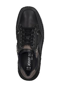 Zapatilla deportiva de cuero negro con diseño de cordones, cremallera lateral, detalles perforados y suela de goma con acentos en gris contrastante.