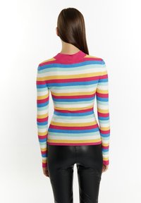 Ribota ilgomis rankovėmis palaidinė su horizontaliomis juostelėmis rožinės, mėlynos, geltonos ir baltos spalvų. Aukštas kaklas su prisitaikančiu siluetu.