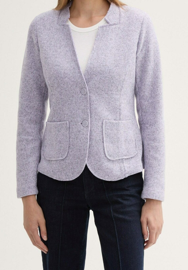 Lila ullblandad kavaj med slidkrage, två framfickor och rundad nederkant; har knäppningar med knappar och strukturerad tyg.