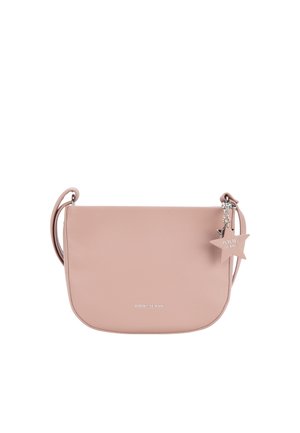 Sac bandoulière en cuir rose blush avec logo "JOOP! JEANS" argenté et breloque en forme d'étoile accrochée sur le côté.