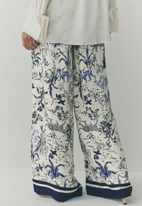 Next Hlače - white blue animal print