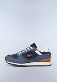 Sneaker casual a basso profilo in blu navy e grigio con lacci bianchi, dettaglio arancione vicino al tallone e patch con il logo del marchio sul pannello laterale.