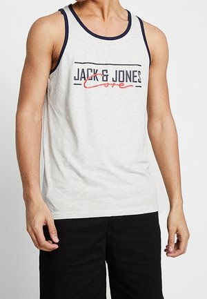 Jasnoszara koszulka na ramiączkach z granatowym wykończeniem, z czarnymi i koralowymi literami "JACK & JONES" na piersi. Materiał z mieszanki bawełny.