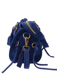 Sac en daim bleu marine de forme arrondie, avec des garnitures en métal doré, une fermeture éclair et des sangles réglables. Comprend des liens décoratifs.