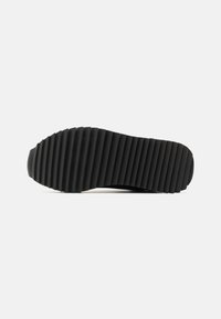 EA7 Emporio Armani UNISEX - Baskets basses - black/white