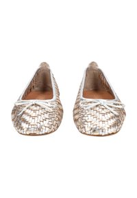 Chaussures plates tissées dans un mélange de tons métalliques or et argent. Présentent un bout arrondi et une bordure en cuir blanc avec un nœud à l'avant.