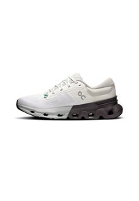 On CLOUDFLYER 5 - Laufschuh Straße - white   pebble