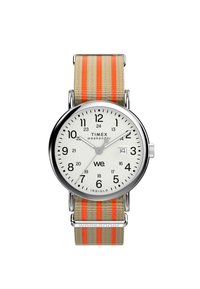 Montre Timex Weekender ronde avec un cadran blanc, des chiffres noirs, un boîtier en métal argenté et un bracelet en tissu rayé beige et orange. Comprend un affichage de la date et Indiglo.