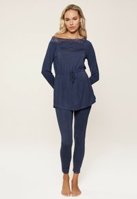 Completo da loungewear blu navy composto da una maglia a maniche lunghe con bordo in pizzo e vita regolabile con cordino, abbinato a leggings aderenti decorati con pizzo all'orlo.