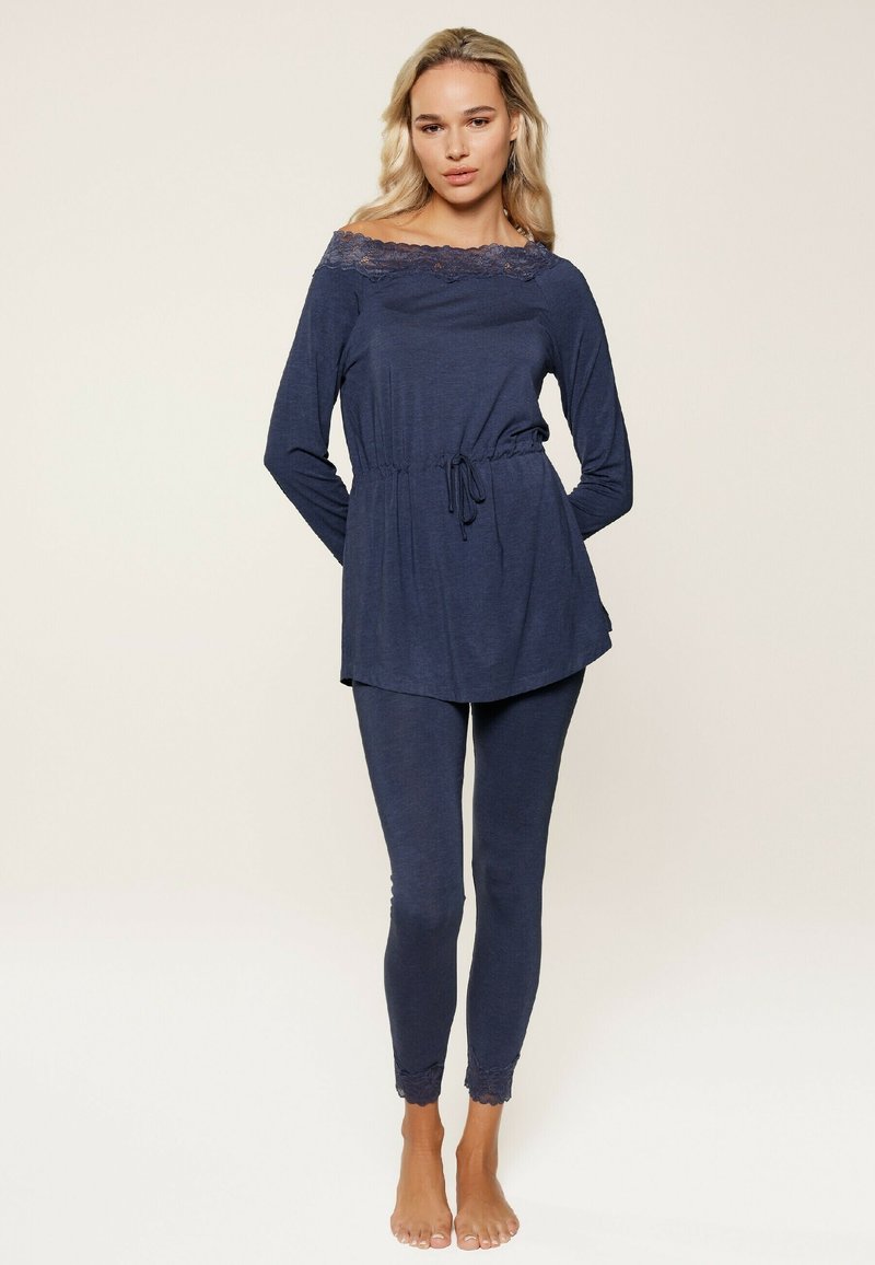 Completo da loungewear blu navy composto da una maglia a maniche lunghe con bordo in pizzo e vita regolabile con cordino, abbinato a leggings aderenti decorati con pizzo all'orlo.