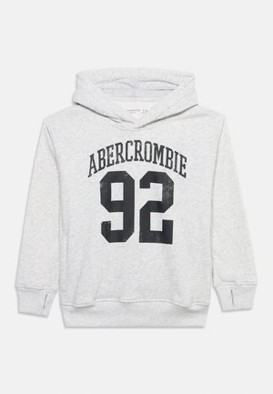 Sweat à capuche pour enfant gris clair avec capuche, poignets côtelés avec trous pour les pouces, et texte noir "ABERCROMBIE 92" sur le devant.