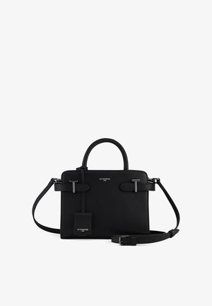 Bolso de mano de cuero negro con un diseño estructurado, asa superior, correa de hombro desmontable, dos hebillas y una etiqueta pequeña. Presenta un branding sutil.