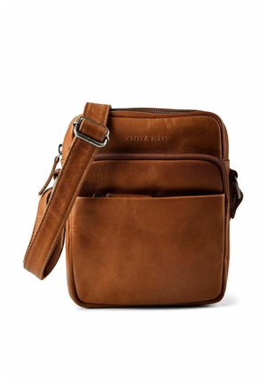 Braune Leder-Umhängetasche mit verstellbarem Riemen, Fronttasche, Reißverschluss und eingeprägtem Markennamen "Greenburry" auf der Vorderseite.