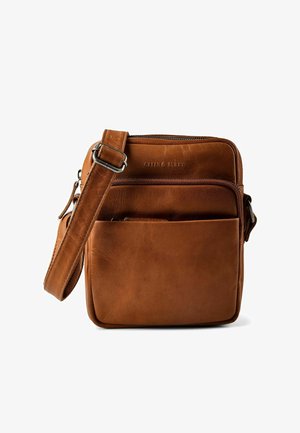 Braune Leder-Umhängetasche mit verstellbarem Riemen, Fronttasche, Reißverschluss und eingeprägtem Markennamen "Greenburry" auf der Vorderseite.