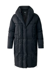 Długi czarny puchowy płaszcz z wysokim kołnierzem, pikowaną strukturą, bocznymi kieszeniami i suwakiem na dolnym brzegu. Gładka, błyszcząca tekstura tkaniny.