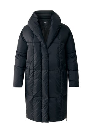 Abrigo de plumas largo y negro con un cuello alto, diseño acolchado, bolsillos laterales y detalles de cremallera en el dobladillo. Textura de tela suave y brillante.