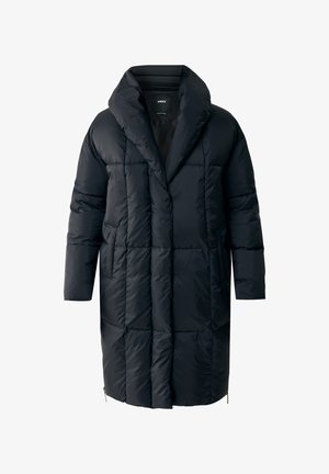 Langer schwarzer Daunenmantel mit hohem Kragen, gestepptem Design, Seitentaschen und Reißverschlussakzenten am Saum. Glatte, glänzende Stofftextur.