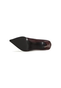Scarpa con tacco alto in pelle verniciata color borgogna, dalla punta affusolata e superficie liscia; presenta una suola in gomma nera con minimo battistrada.