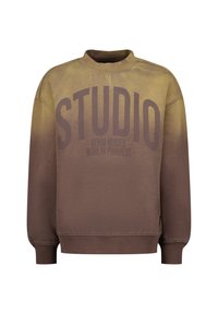 Sudadera de degradado marrón que presenta un cuello redondo, puños acanalados y un texto impreso en bold: "STUDIO DENIM MINDED WORK IN PROGRESS."
